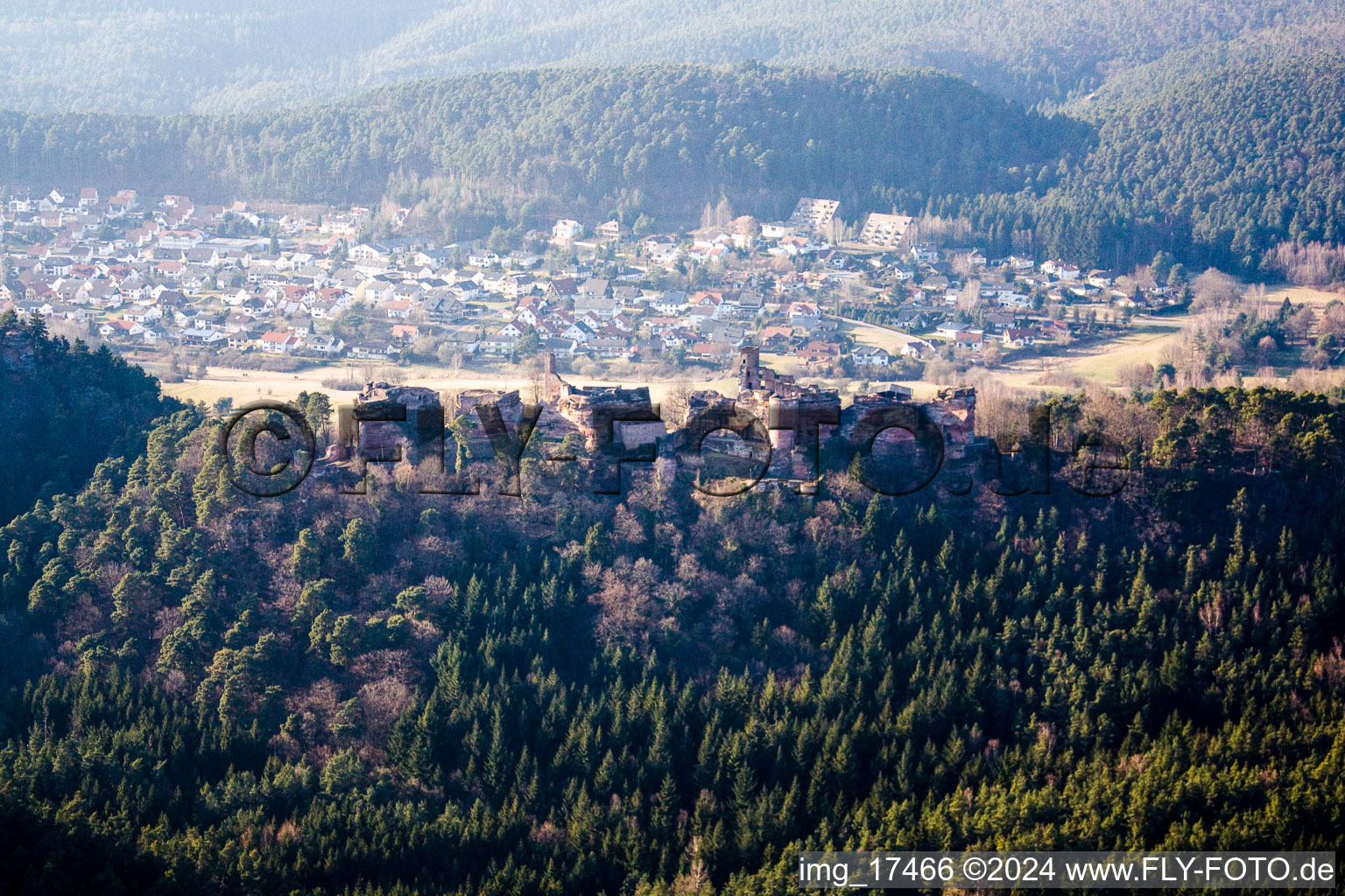 Vue aérienne de Ruines et vestiges des murs des anciens châteaux de Tannstein, Grafendahn et Altdahn à Dahn dans le département Rhénanie-Palatinat, Allemagne