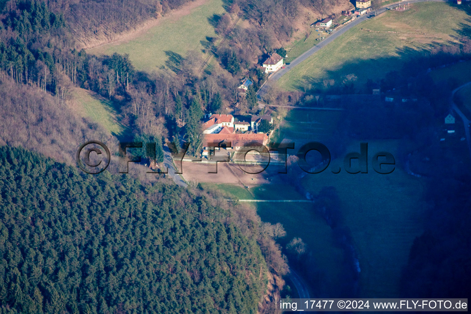 Vue aérienne de Vue sur le village à le quartier Sankt Germanshof in Bobenthal dans le département Rhénanie-Palatinat, Allemagne