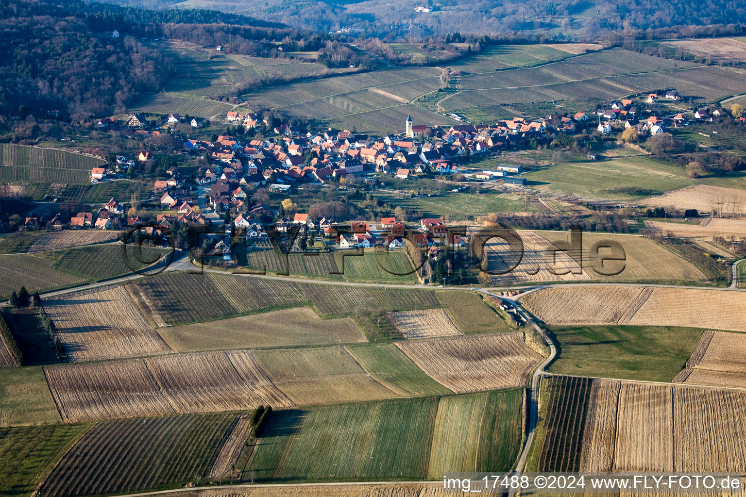 Steinseltz dans le département Bas Rhin, France du point de vue du drone