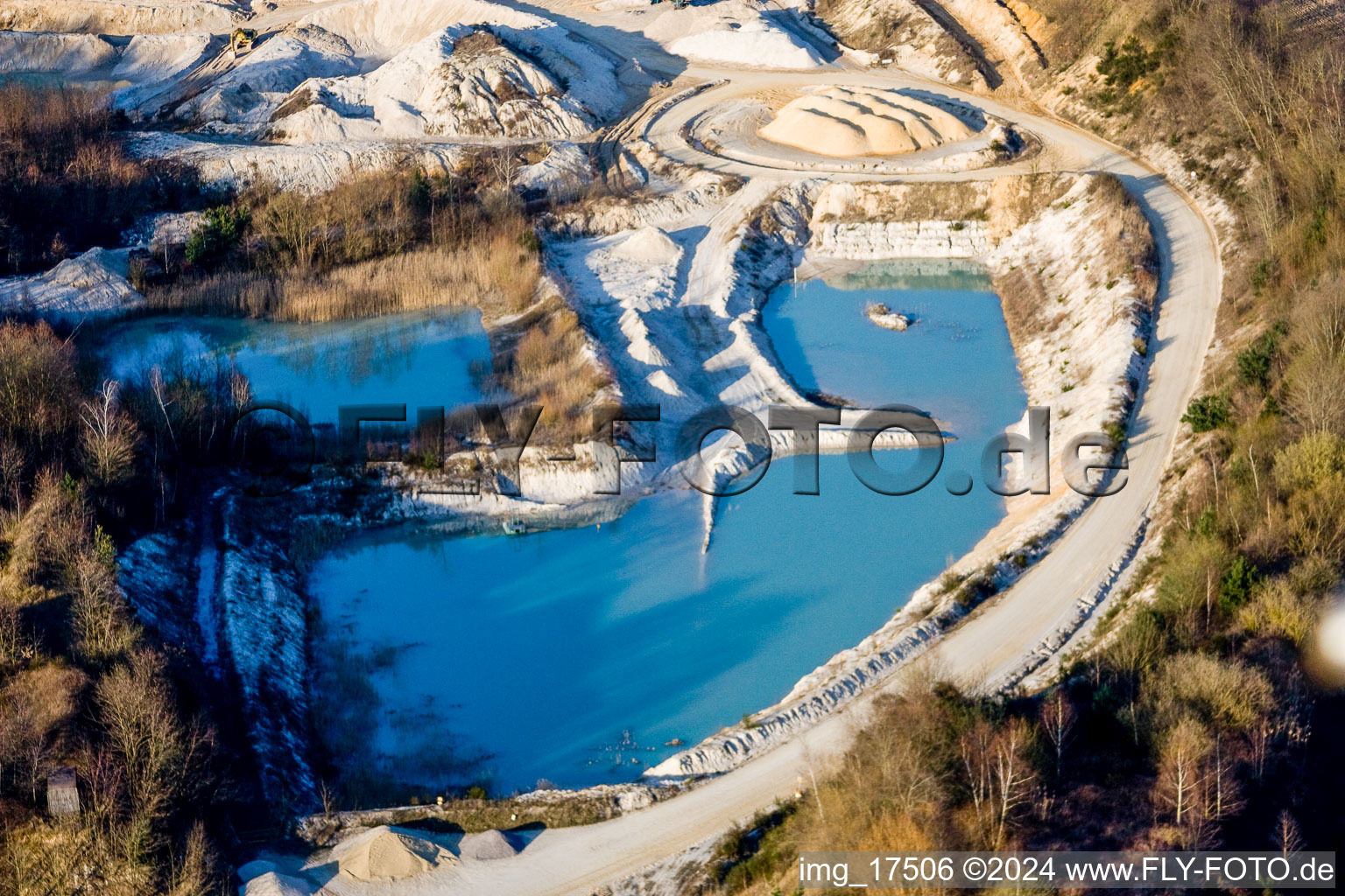 Vue aérienne de Terrain et zones de déchets de la mine à ciel ouvert de gravier de Riedseltz à le quartier Altenstadt in Wissembourg dans le département Bas Rhin, France