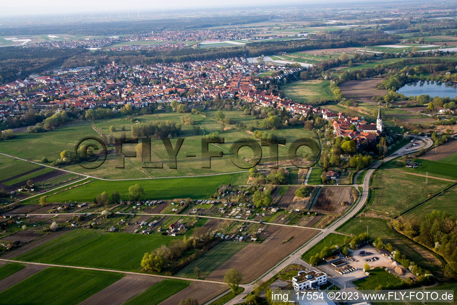 Vue aérienne de Du sud à Jockgrim dans le département Rhénanie-Palatinat, Allemagne