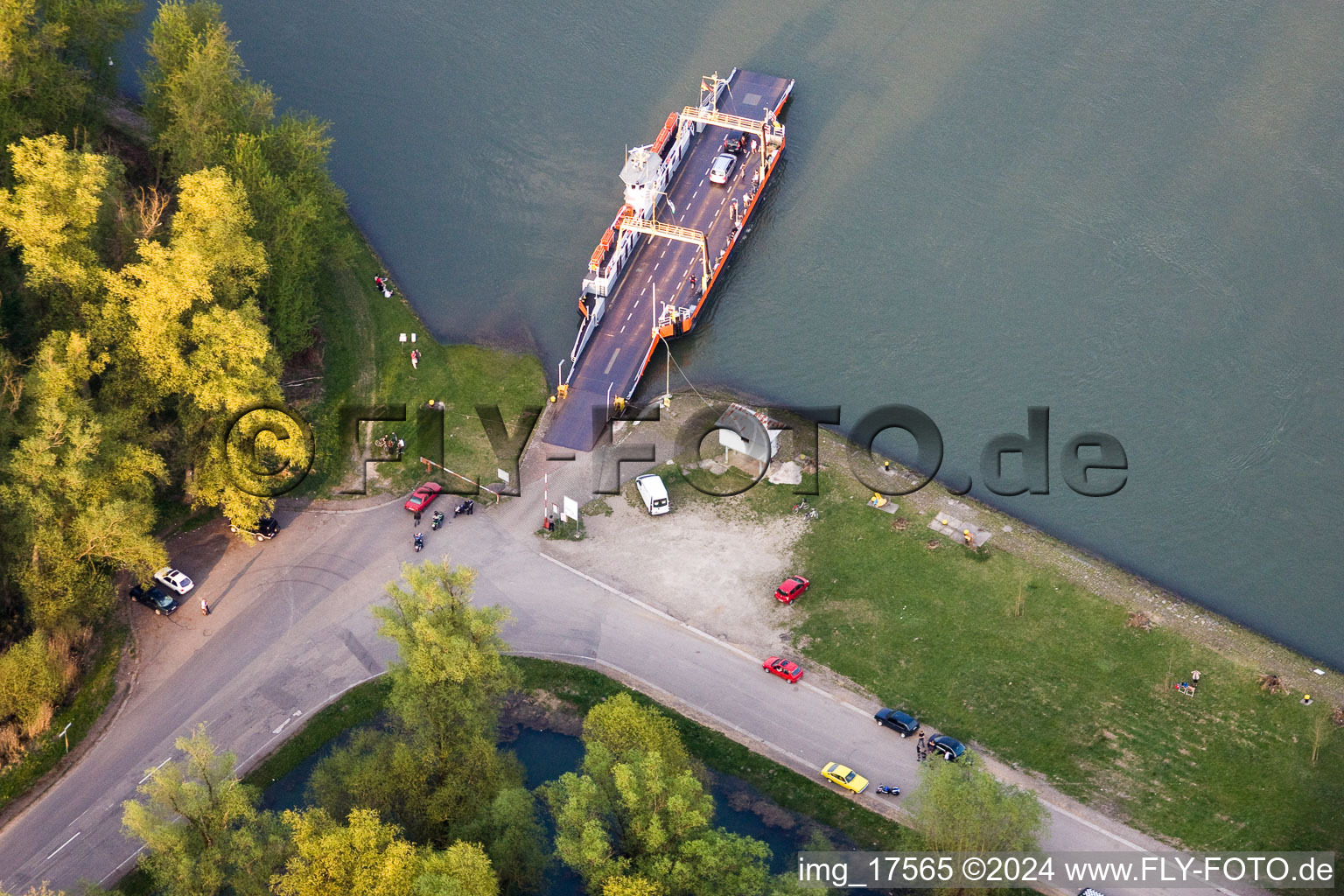 Vue aérienne de Ferry et poste d'amarrage pour le ferry à chargement rapide Leimersheim - Leopoldshafen sur le Rhin à Leimersheim dans le département Rhénanie-Palatinat, Allemagne