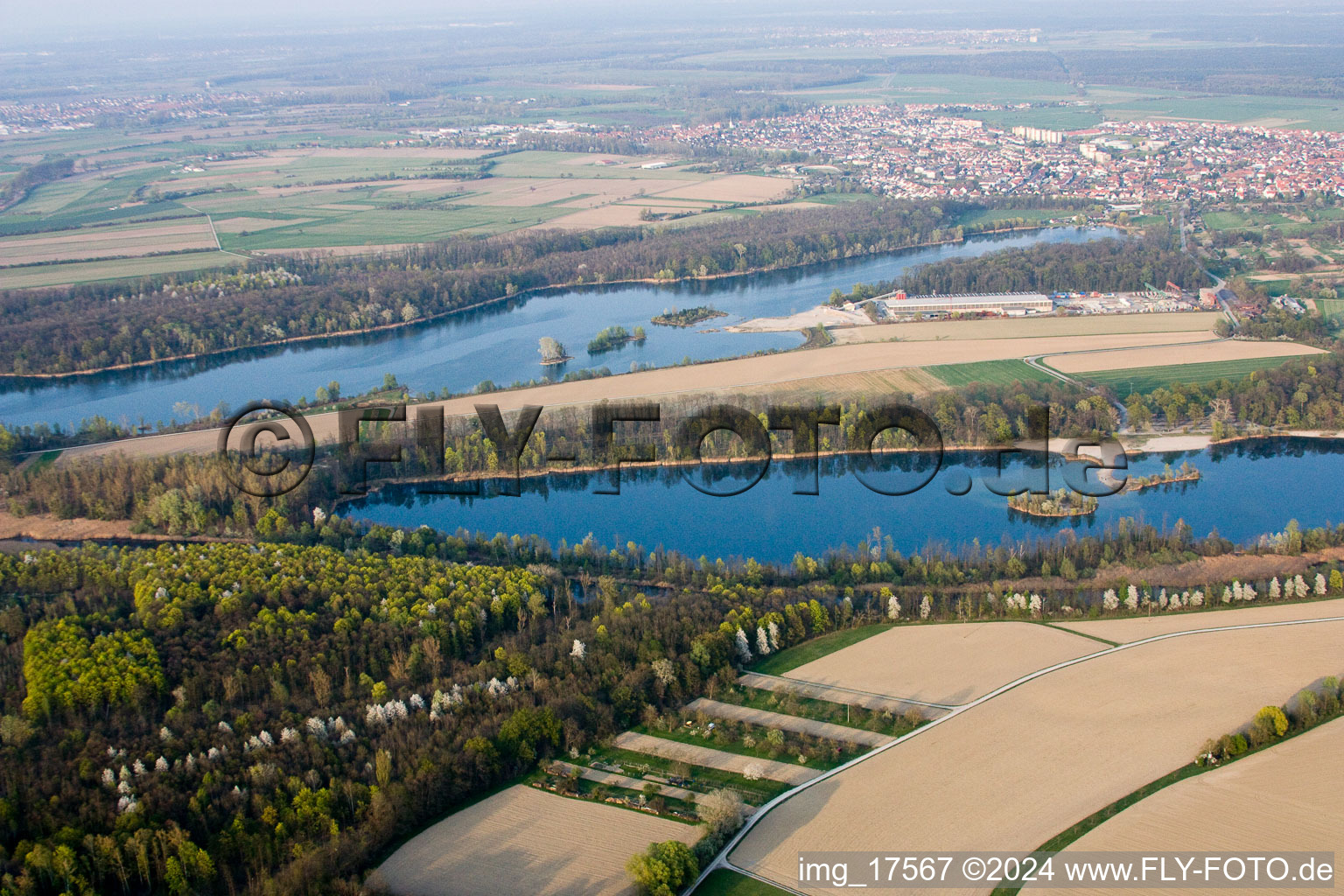 Vue aérienne de Lac de la carrière de Streitköpfle à Linkenheim-Hochstetten dans le département Bade-Wurtemberg, Allemagne