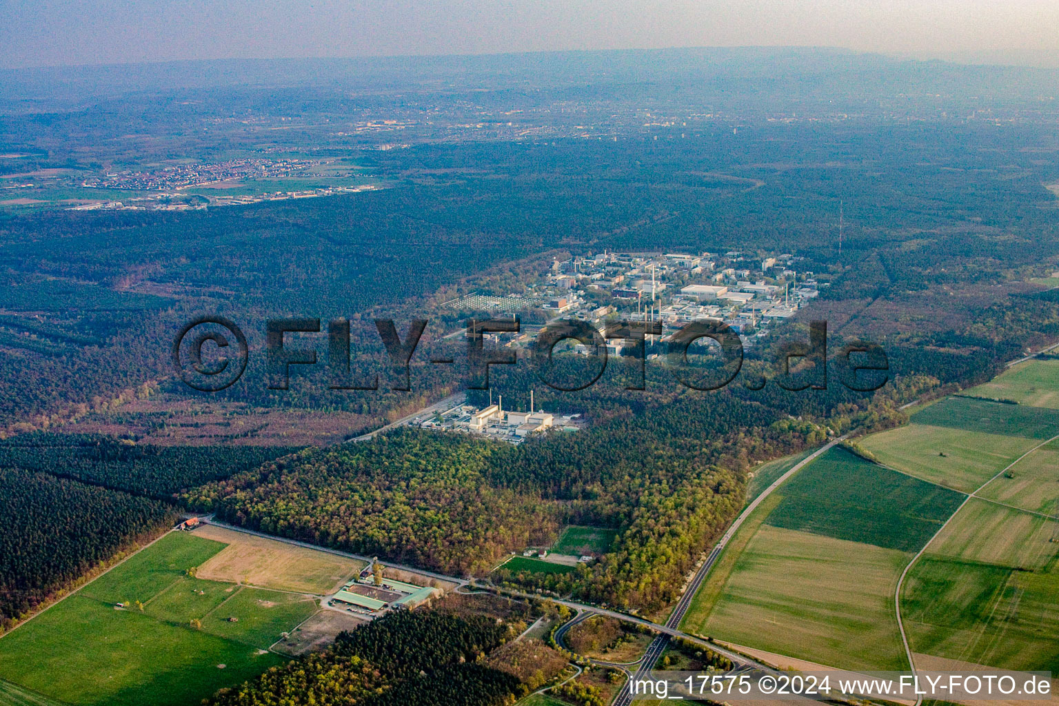 Vue aérienne de Centre de recherche de Karlsruhe (KIT) à le quartier Leopoldshafen in Eggenstein-Leopoldshafen dans le département Bade-Wurtemberg, Allemagne