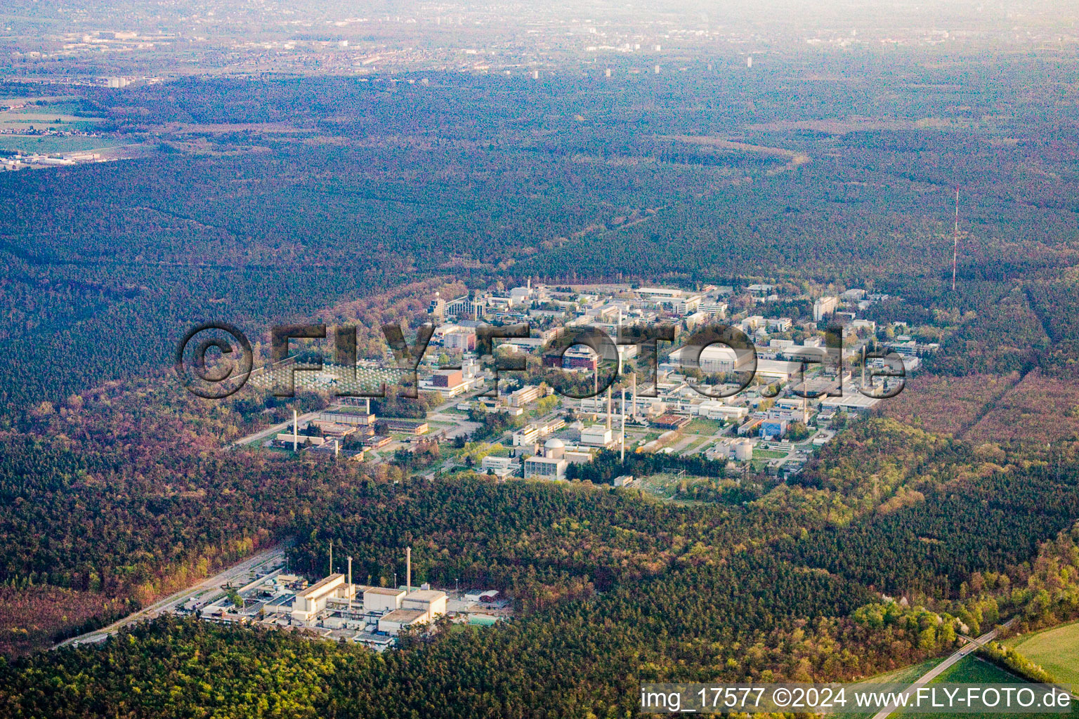 Vue aérienne de Centre de recherche de Karlsruhe (KIT) à le quartier Leopoldshafen in Eggenstein-Leopoldshafen dans le département Bade-Wurtemberg, Allemagne