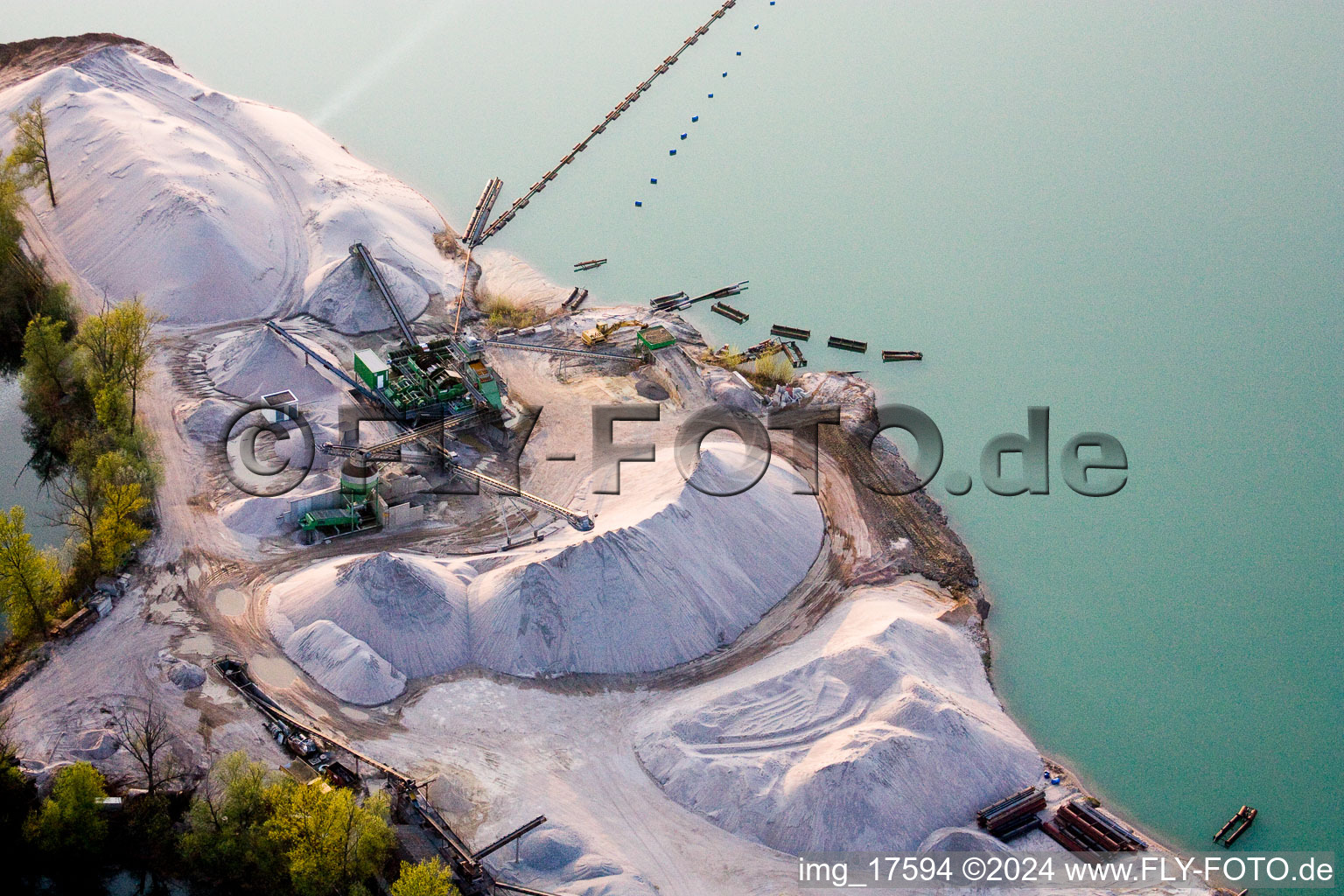 Vue aérienne de Terrain et zones de déchets de la mine à ciel ouvert de gravier de Wolf Kieswerk - Travaux de gravier et transports de Markus Wolf dans le district de Hardtwald à Leimersheim dans le département Rhénanie-Palatinat, Allemagne