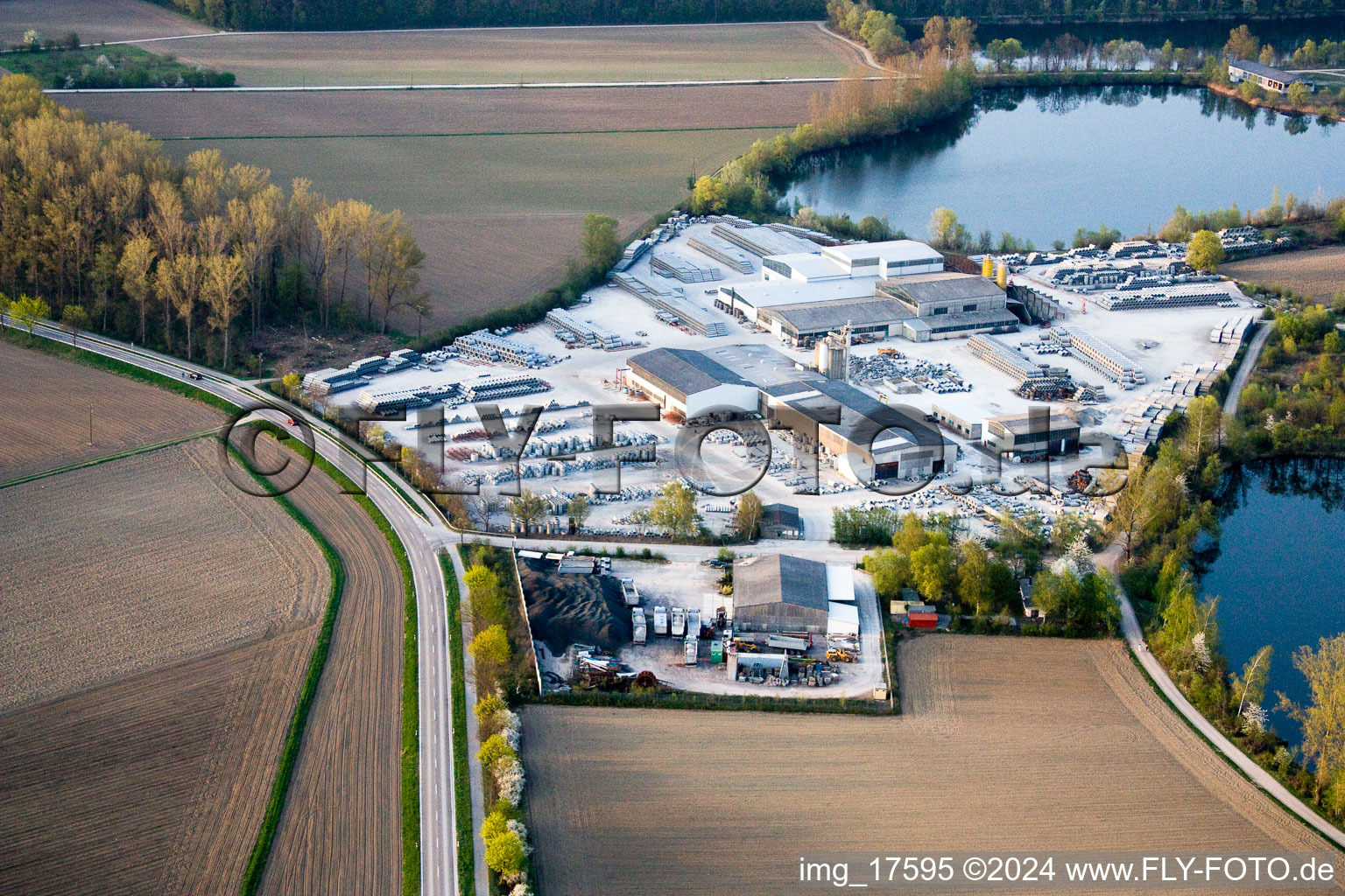 Vue aérienne de Étang de carrière à Leimersheim dans le département Rhénanie-Palatinat, Allemagne