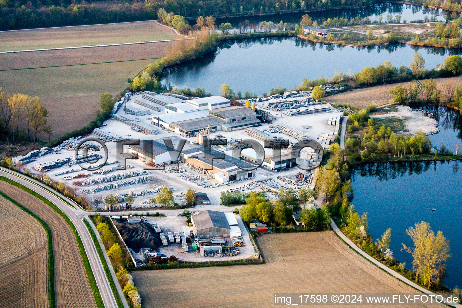 Vue aérienne de Centrale de mélange de béton et de matériaux de construction de Finger Beton Kuhardt GmbH & Co. KG à Kuhardt dans le département Rhénanie-Palatinat, Allemagne