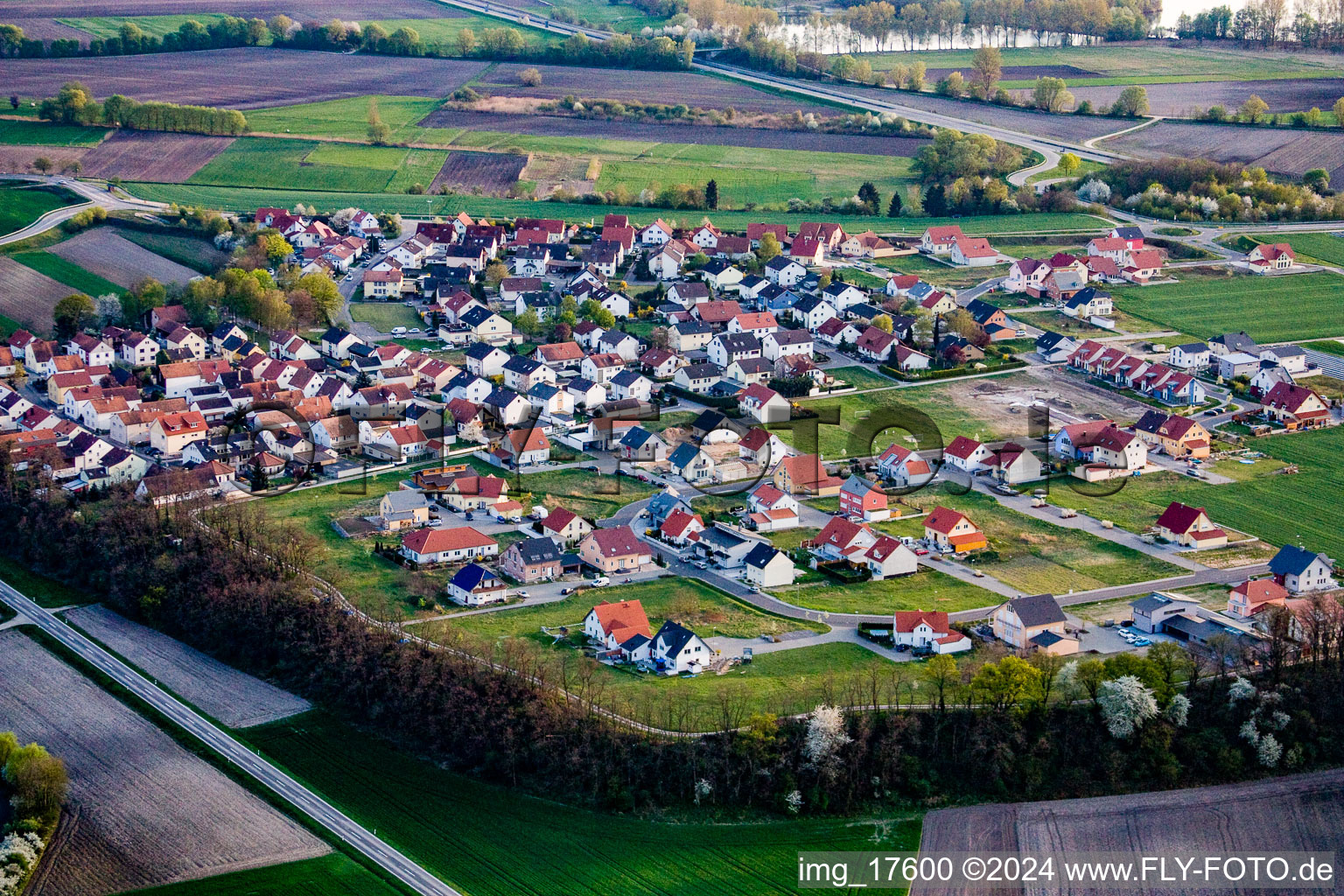 Vue aérienne de Vue sur le village à le quartier Hardtwald in Neupotz dans le département Rhénanie-Palatinat, Allemagne