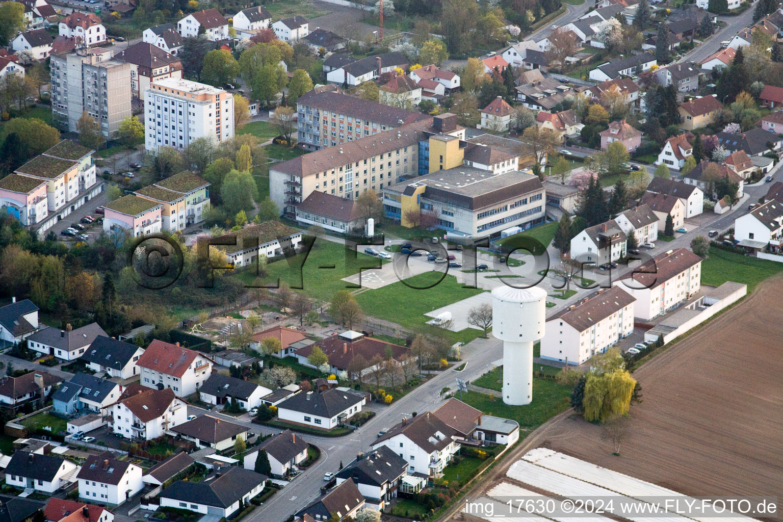 Au château d'eau à Kandel dans le département Rhénanie-Palatinat, Allemagne depuis l'avion