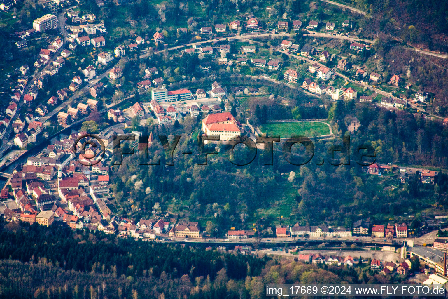 Vue oblique de Neuenbürg dans le département Bade-Wurtemberg, Allemagne