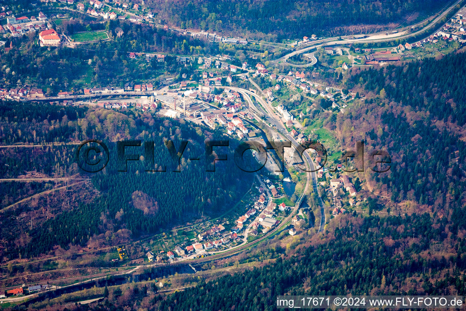 Vue aérienne de Usines de pectine Herbstreith & Fox GmbH & Co. KG dans l'Enztal à Waldrennach dans le département Bade-Wurtemberg, Allemagne