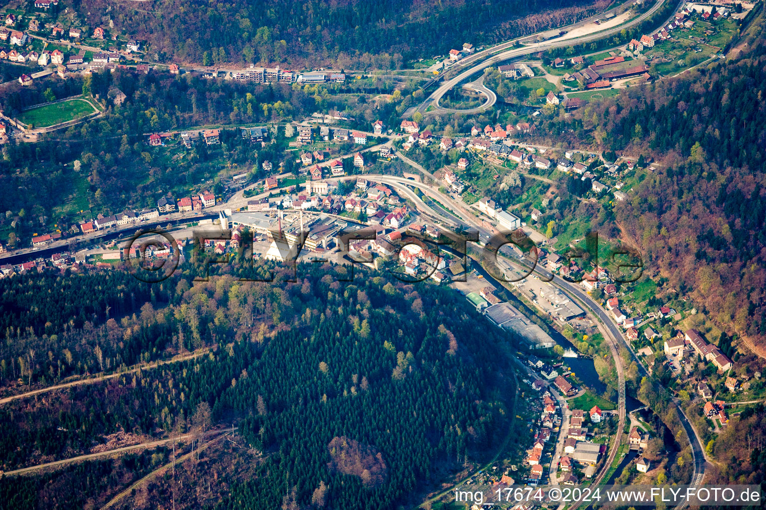 Vue aérienne de Usines de pectine Herbstreith & Fox GmbH & Co. KG dans l'Enztal à Neuenbürg dans le département Bade-Wurtemberg, Allemagne