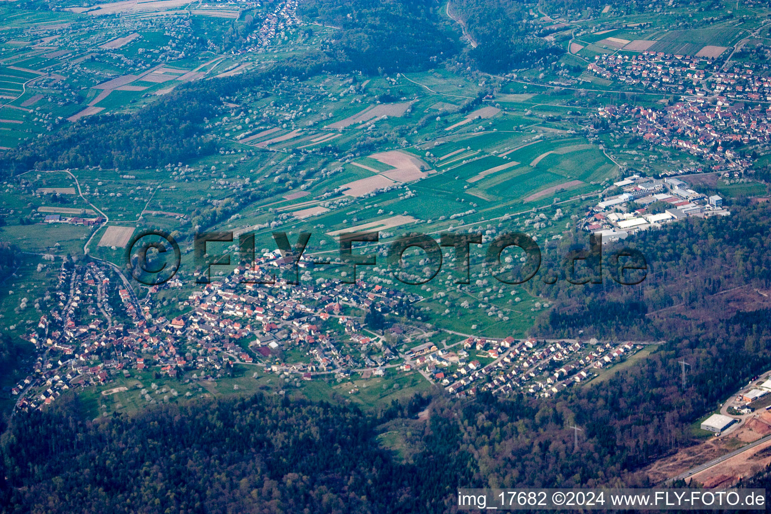 Vue oblique de Quartier Arnbach in Neuenbürg dans le département Bade-Wurtemberg, Allemagne