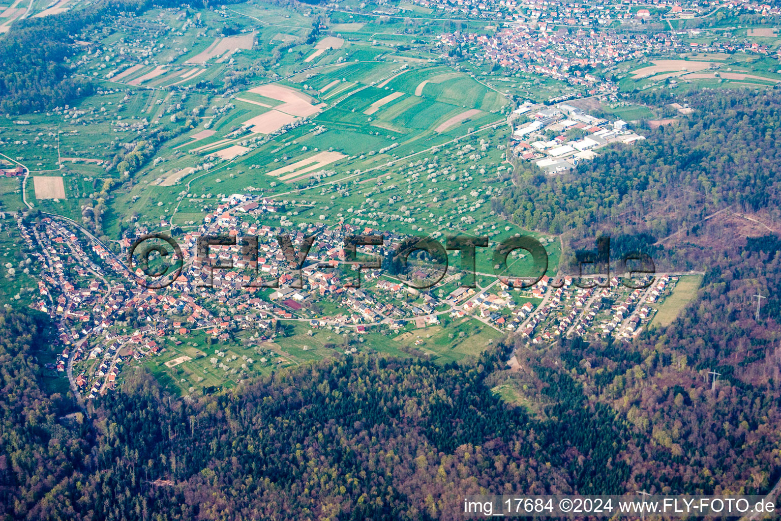 Vue aérienne de Du sud à le quartier Arnbach in Neuenbürg dans le département Bade-Wurtemberg, Allemagne