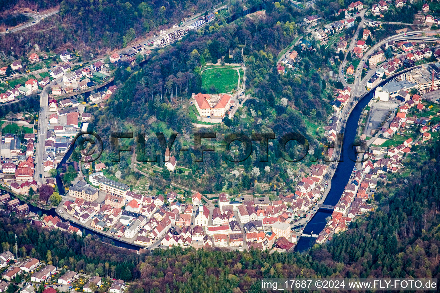 Vue d'oiseau de Neuenbürg dans le département Bade-Wurtemberg, Allemagne