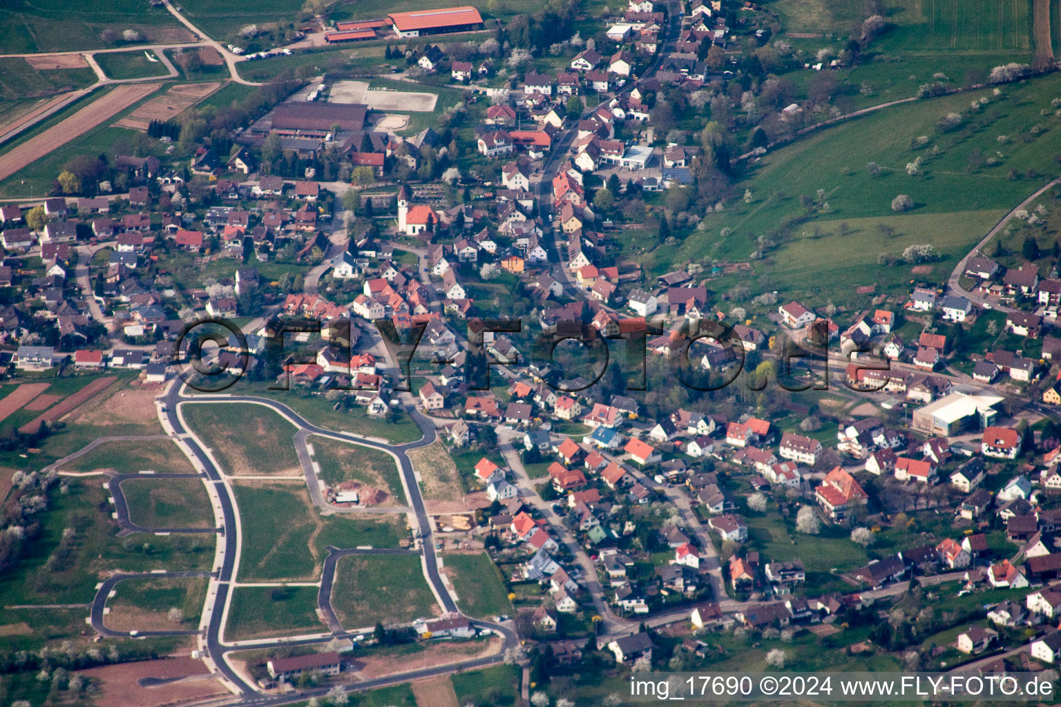 Vue aérienne de Quartier Ottenhausen in Straubenhardt dans le département Bade-Wurtemberg, Allemagne