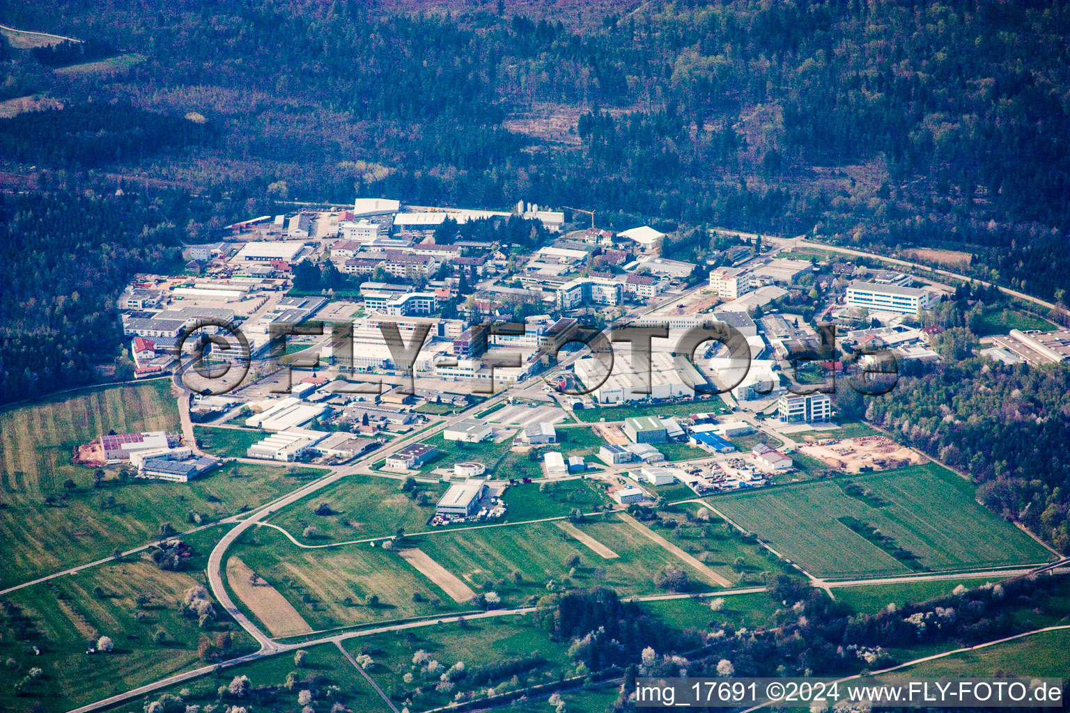 Vue aérienne de Ittersbach, zone industrielle à le quartier Im Stockmädle in Karlsbad dans le département Bade-Wurtemberg, Allemagne