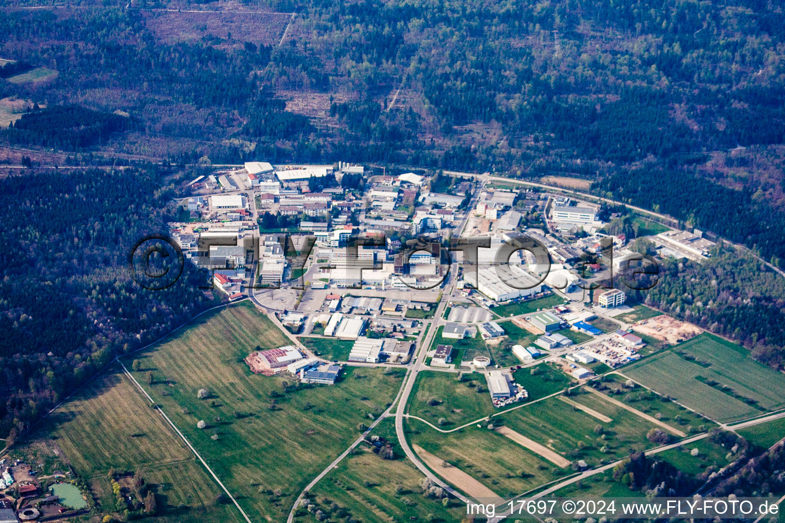 Photographie aérienne de Ittersbach, zone industrielle à le quartier Im Stockmädle in Karlsbad dans le département Bade-Wurtemberg, Allemagne