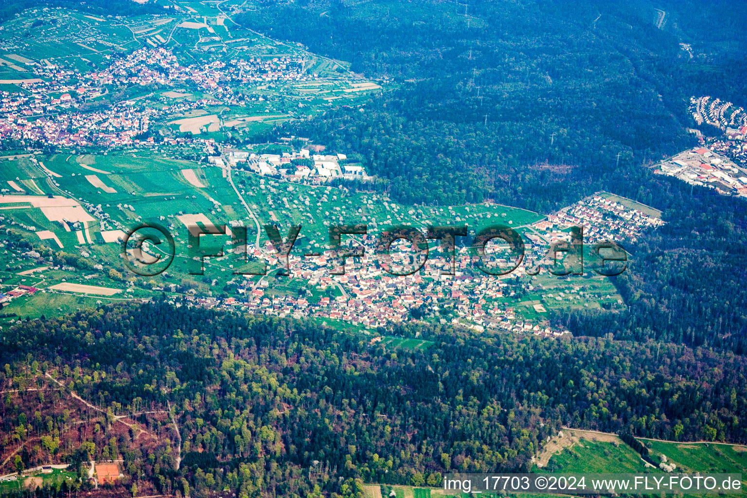 Neuenbürg dans le département Bade-Wurtemberg, Allemagne vue du ciel