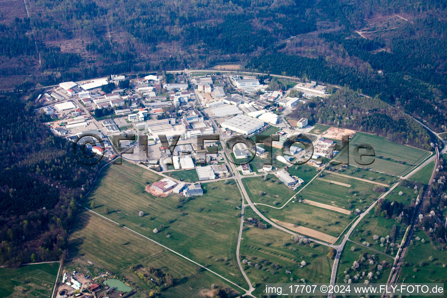 Vue oblique de Ittersbach, zone industrielle à le quartier Im Stockmädle in Karlsbad dans le département Bade-Wurtemberg, Allemagne