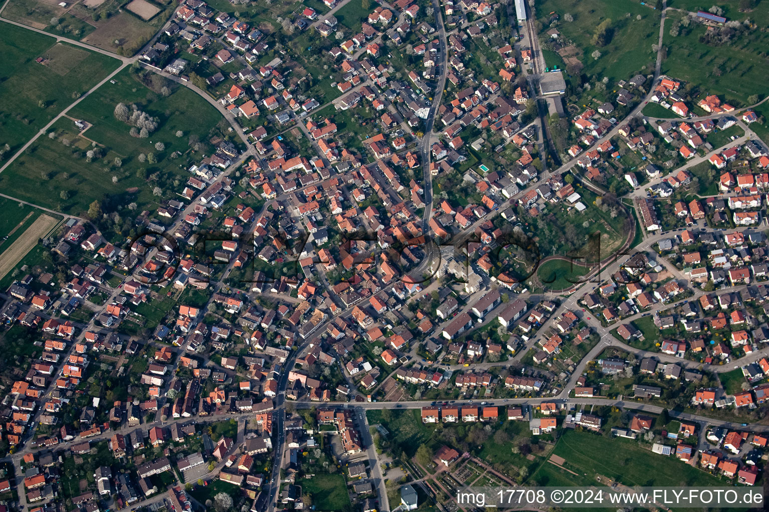 Vue aérienne de Vue sur le village à le quartier Ittersbach in Karlsbad dans le département Bade-Wurtemberg, Allemagne