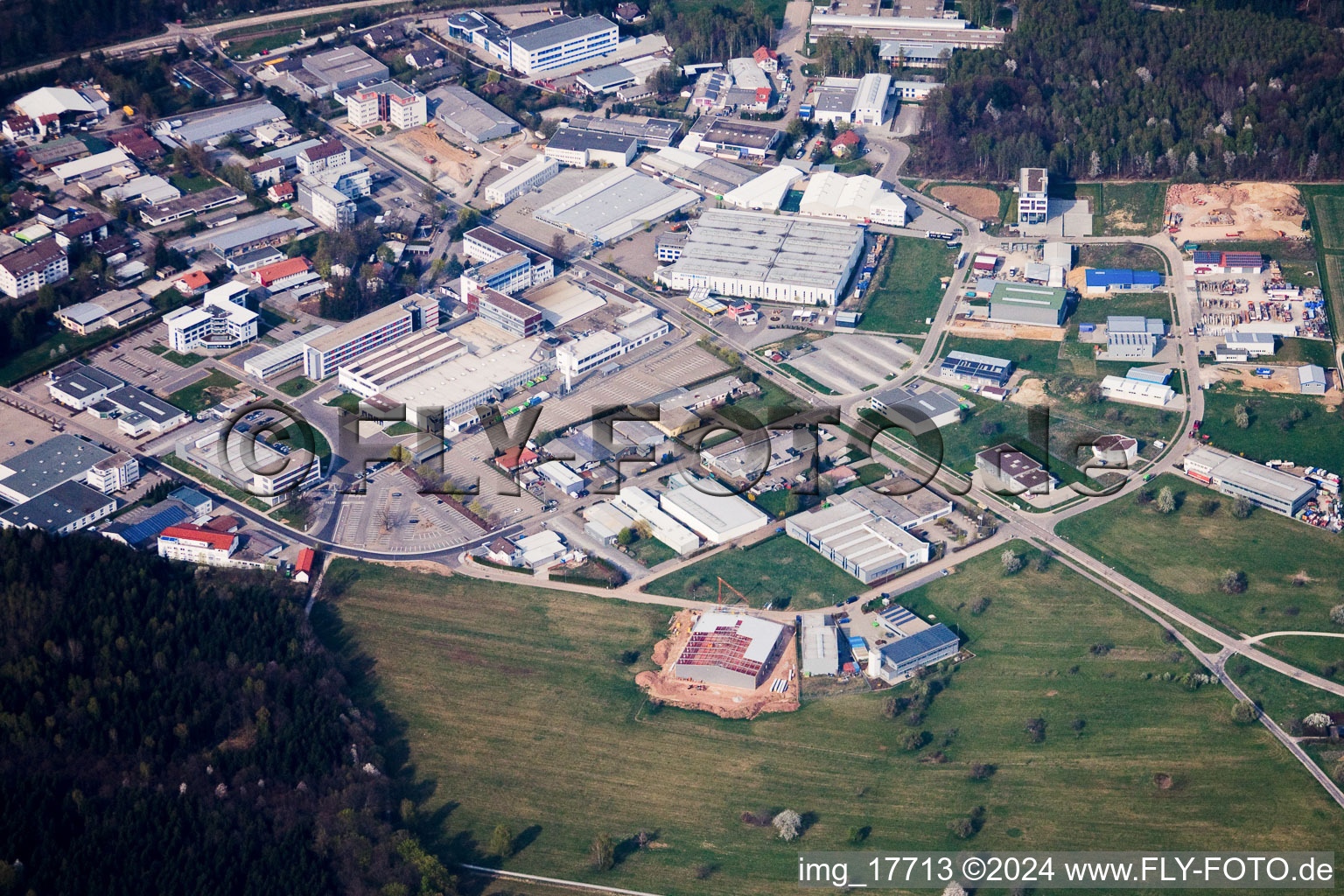 Ittersbach, zone industrielle à le quartier Im Stockmädle in Karlsbad dans le département Bade-Wurtemberg, Allemagne vue d'en haut