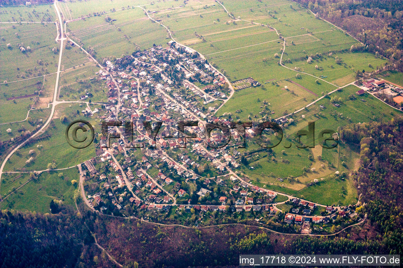 Vue aérienne de De l'est à le quartier Burbach in Marxzell dans le département Bade-Wurtemberg, Allemagne