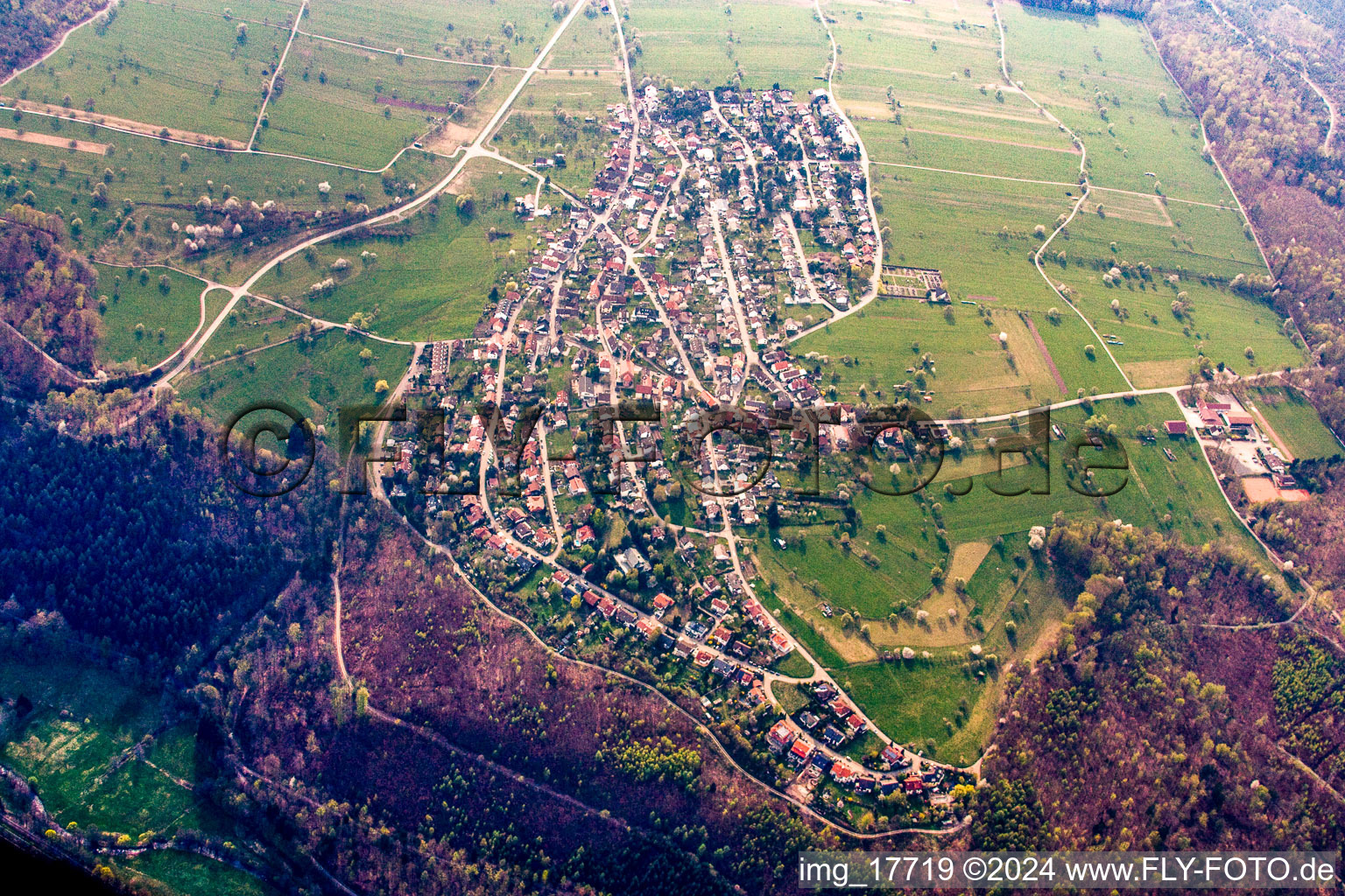 Vue aérienne de De l'est à le quartier Burbach in Marxzell dans le département Bade-Wurtemberg, Allemagne