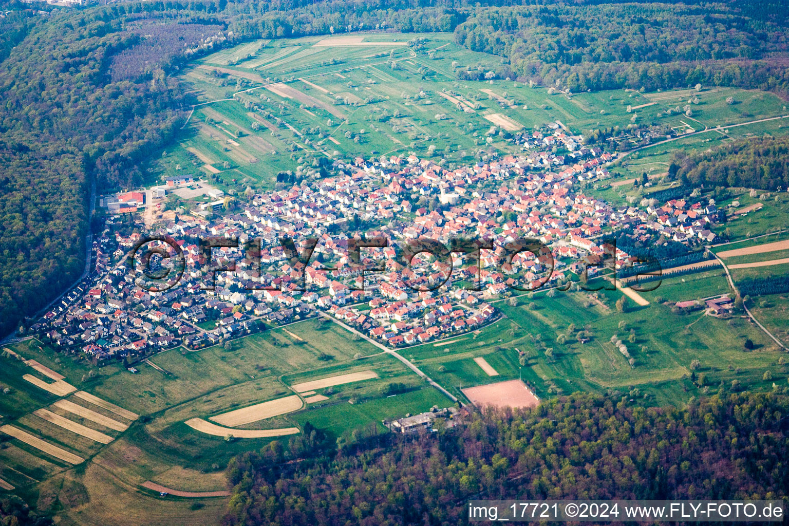 Vue aérienne de Champs agricoles et surfaces utilisables à le quartier Spessart in Ettlingen dans le département Bade-Wurtemberg, Allemagne