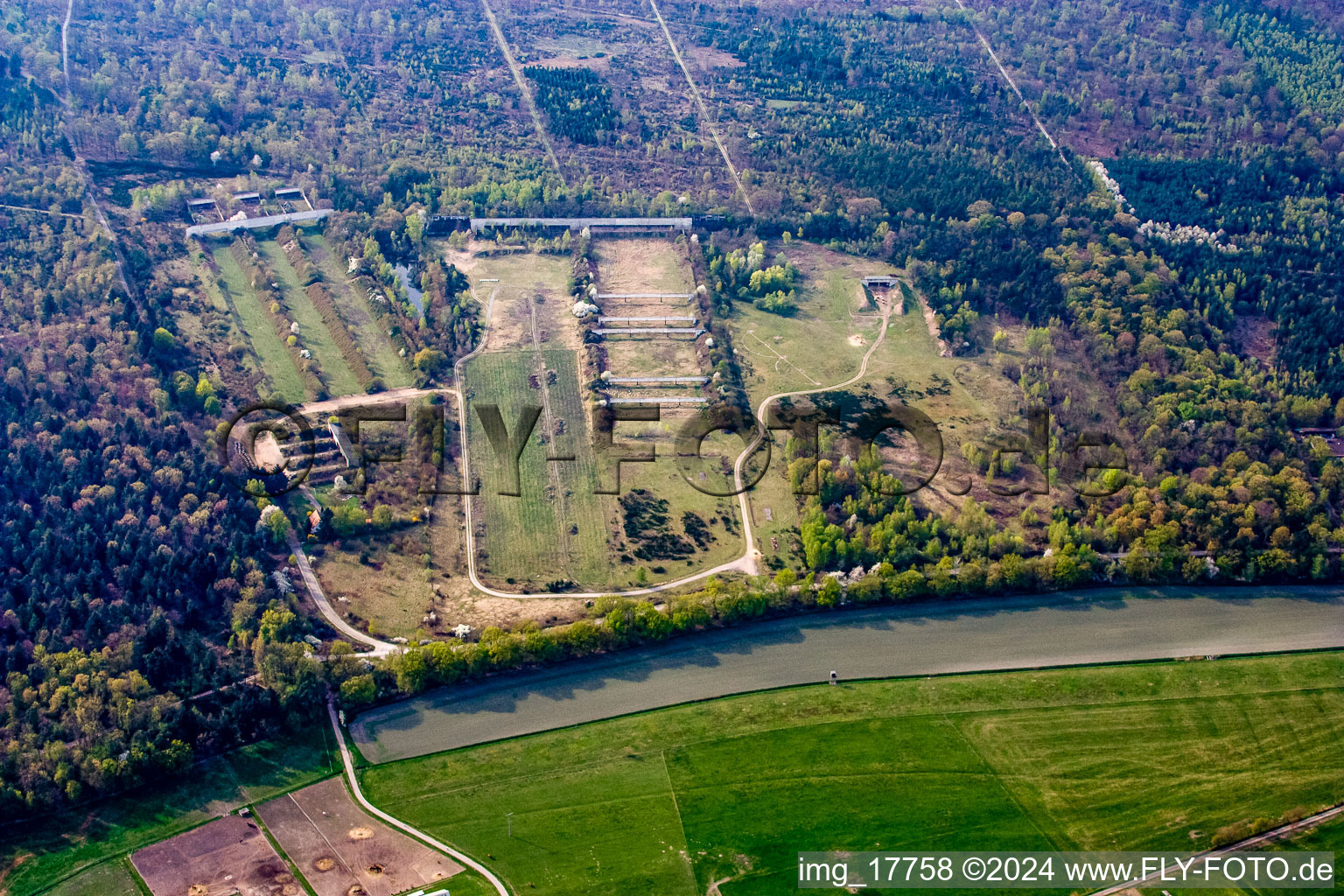 Vue aérienne de Champ de tir à le quartier Silberstreifen in Rheinstetten dans le département Bade-Wurtemberg, Allemagne