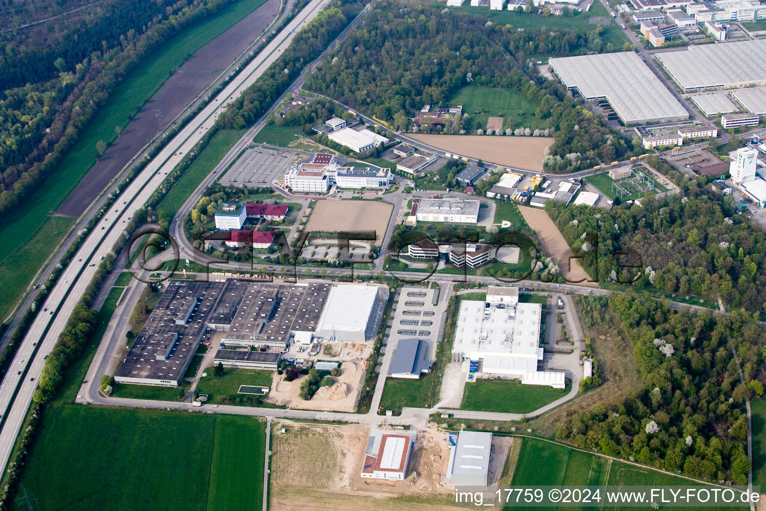 Vue aérienne de Contrôle de flux FlowServe à le quartier Bruchhausen in Ettlingen dans le département Bade-Wurtemberg, Allemagne