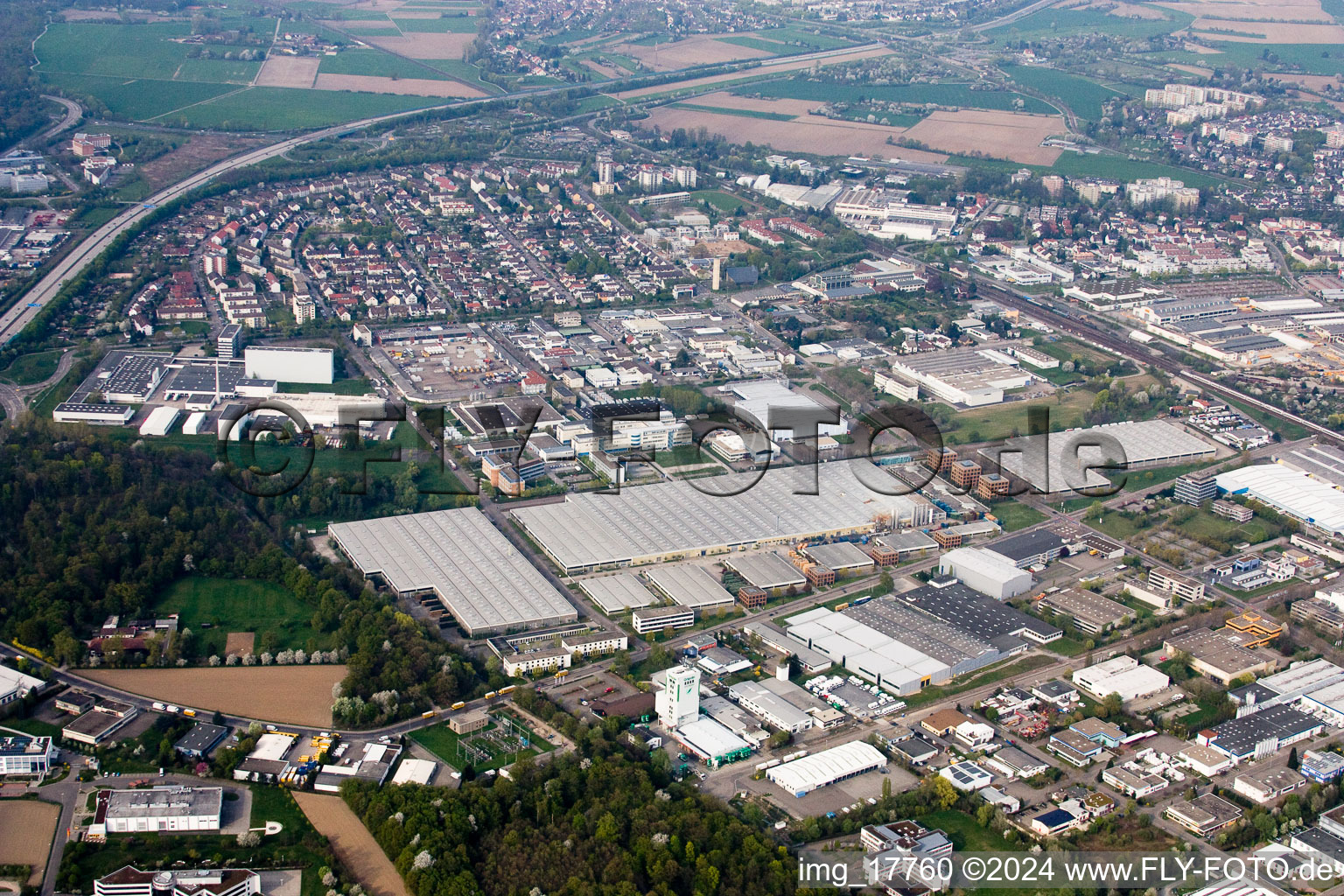 Vue aérienne de Entrepôt de pièces Daimler, entrepôt de verre Mercedes à Ettlingen dans le département Bade-Wurtemberg, Allemagne