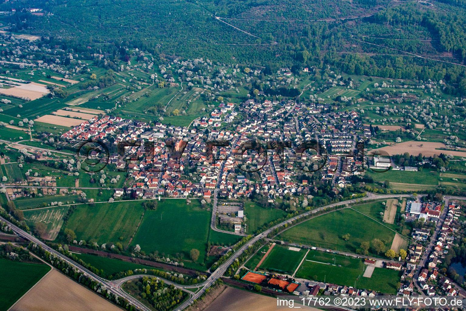 Quartier Oberweier in Ettlingen dans le département Bade-Wurtemberg, Allemagne du point de vue du drone