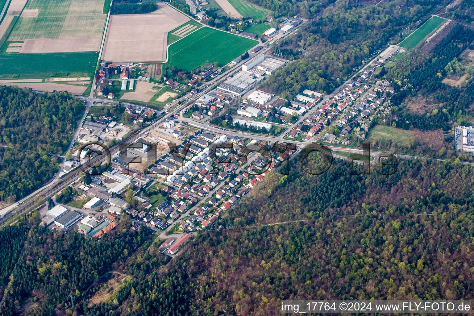 Vue aérienne de Du sud-est à le quartier Silberstreifen in Rheinstetten dans le département Bade-Wurtemberg, Allemagne