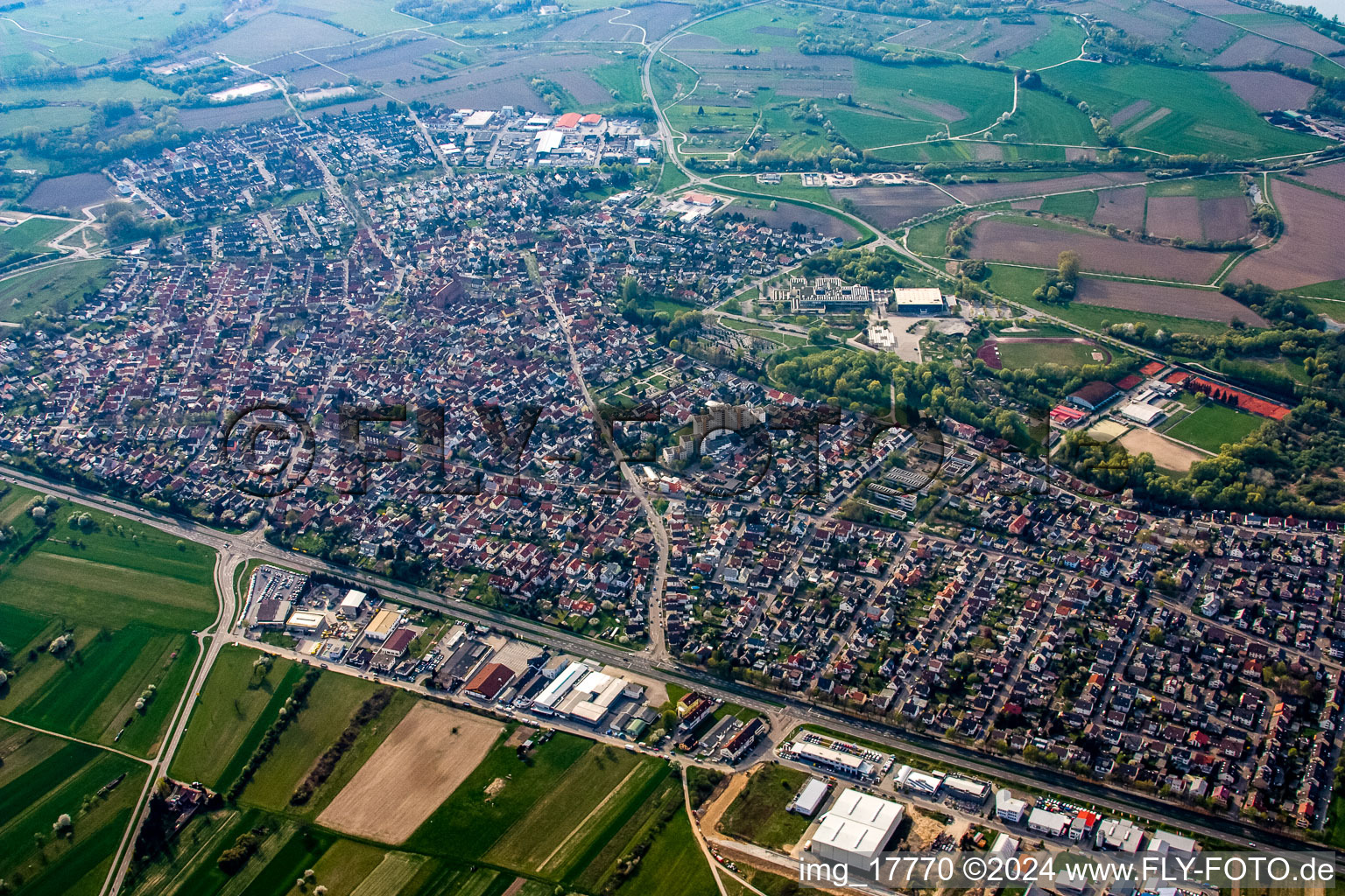 Vue aérienne de Du nord-est à le quartier Mörsch in Rheinstetten dans le département Bade-Wurtemberg, Allemagne