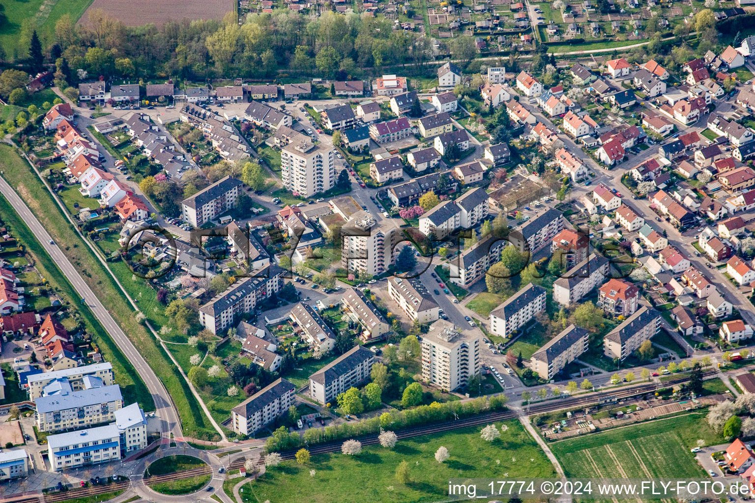 Vue aérienne de Oberfeldstrasse depuis l'est à le quartier Forchheim in Rheinstetten dans le département Bade-Wurtemberg, Allemagne