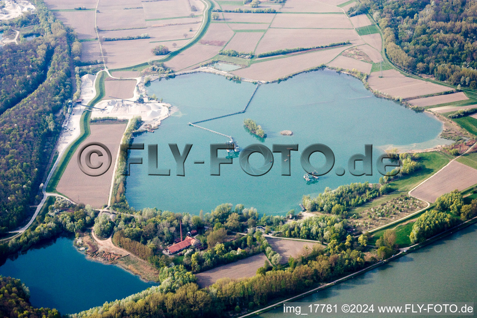 Vue aérienne de Étang de carrière à le quartier Neuburg in Neuburg am Rhein dans le département Rhénanie-Palatinat, Allemagne