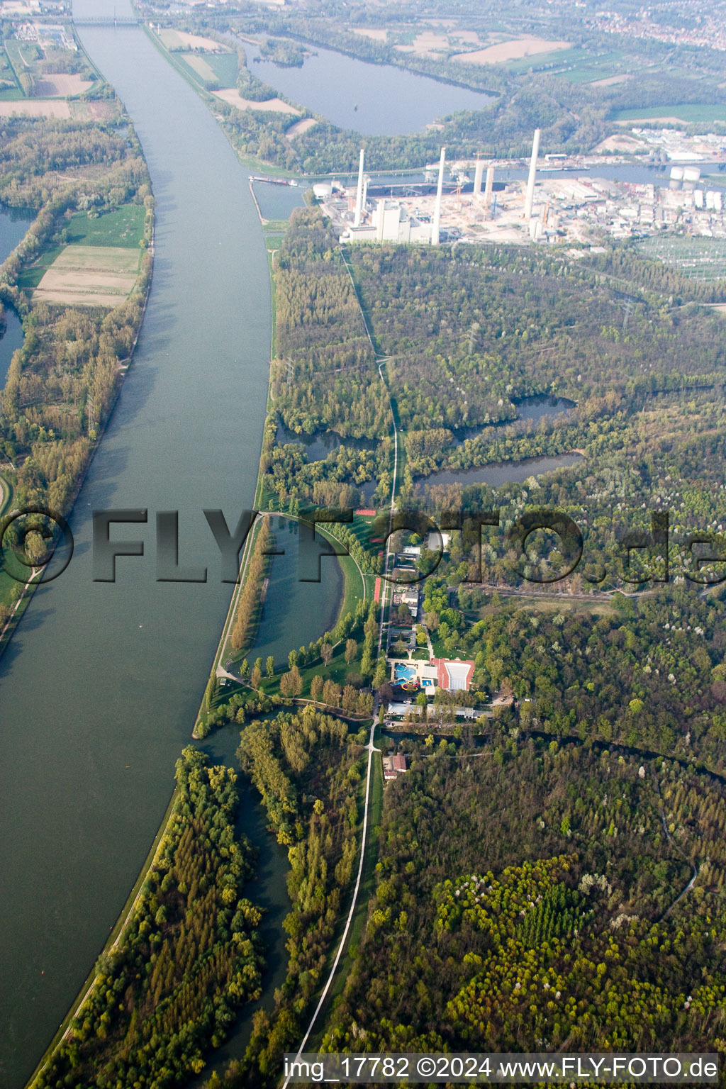 Photographie aérienne de Zones riveraines de la piscine extérieure Rheinstrandbad Rappenwörth sur le Rhin à le quartier Daxlanden in Karlsruhe dans le département Bade-Wurtemberg, Allemagne