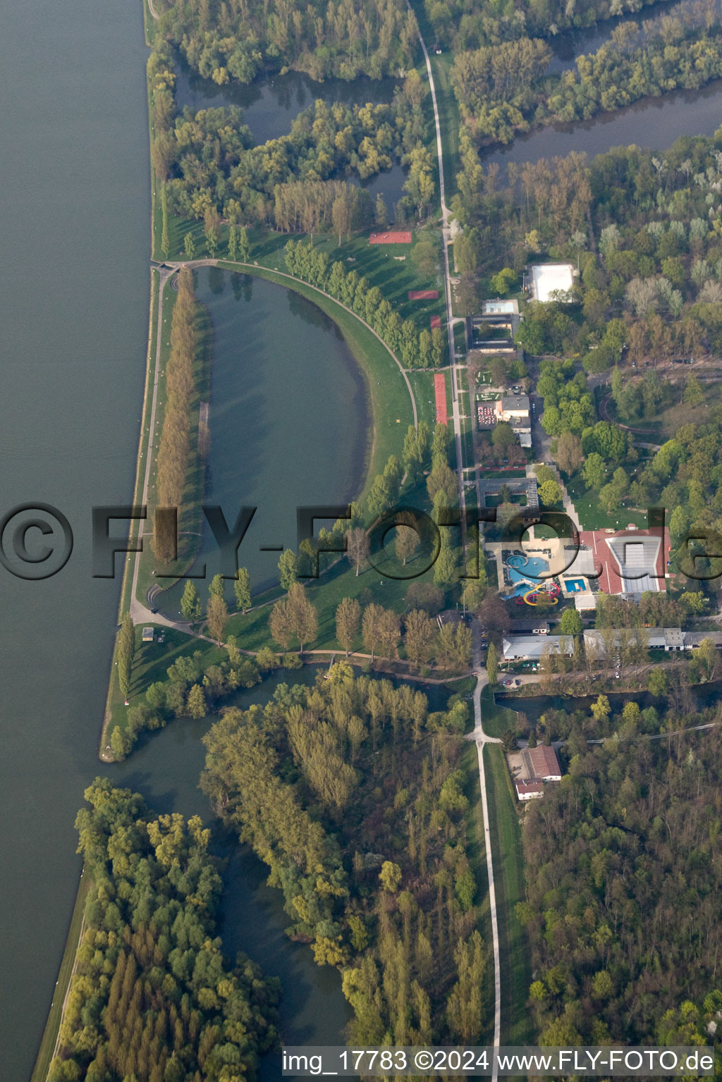 Vue oblique de Zones riveraines de la piscine extérieure Rheinstrandbad Rappenwörth sur le Rhin à le quartier Daxlanden in Karlsruhe dans le département Bade-Wurtemberg, Allemagne