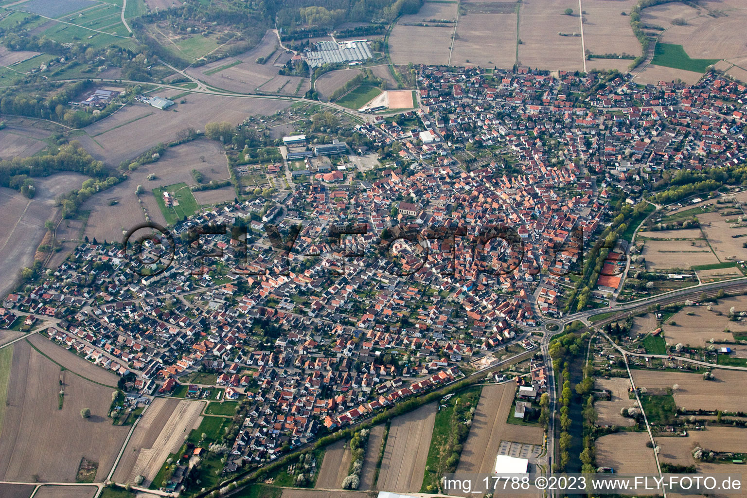 Neuburg dans le département Rhénanie-Palatinat, Allemagne depuis l'avion