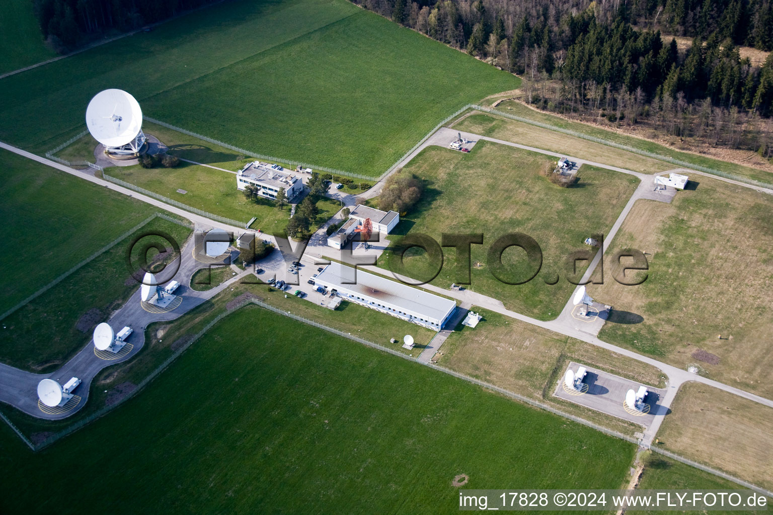 Vue aérienne de Station terrienne avec chapelle à Raisting dans le département Bavière, Allemagne