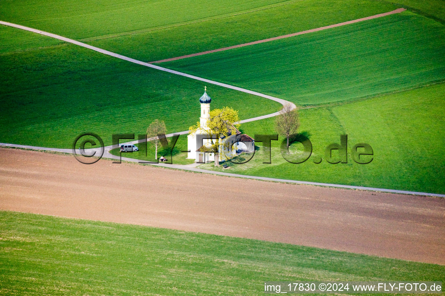 Vue aérienne de Station terrienne avec chapelle à Raisting dans le département Bavière, Allemagne