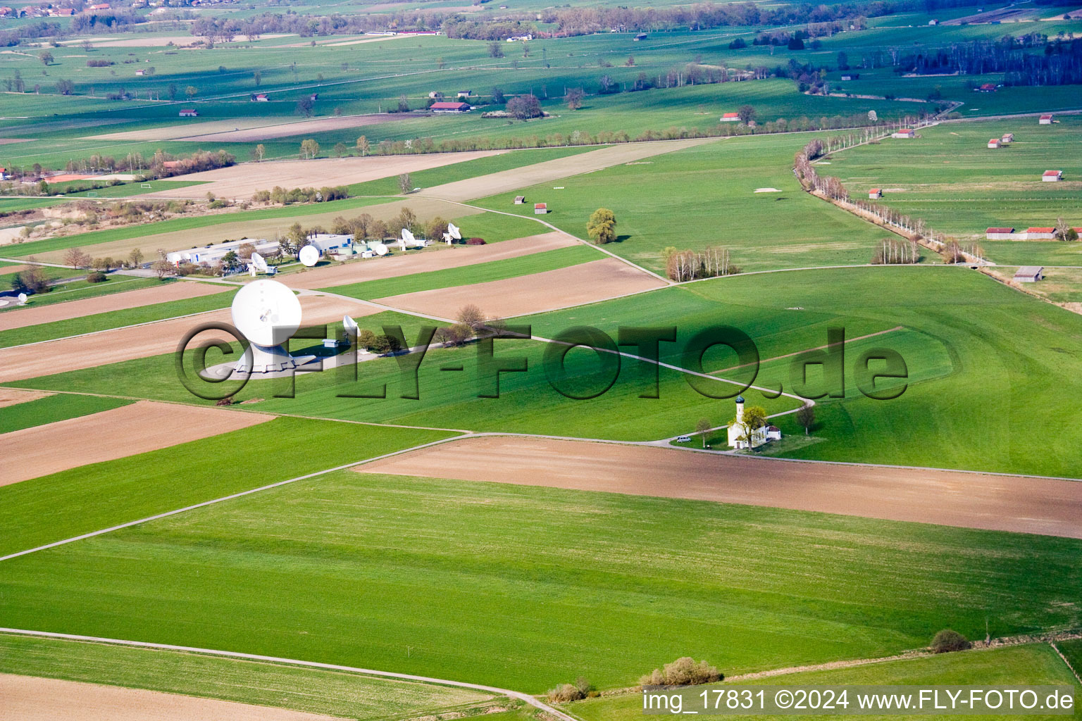 Photographie aérienne de Station terrienne avec chapelle à Raisting dans le département Bavière, Allemagne