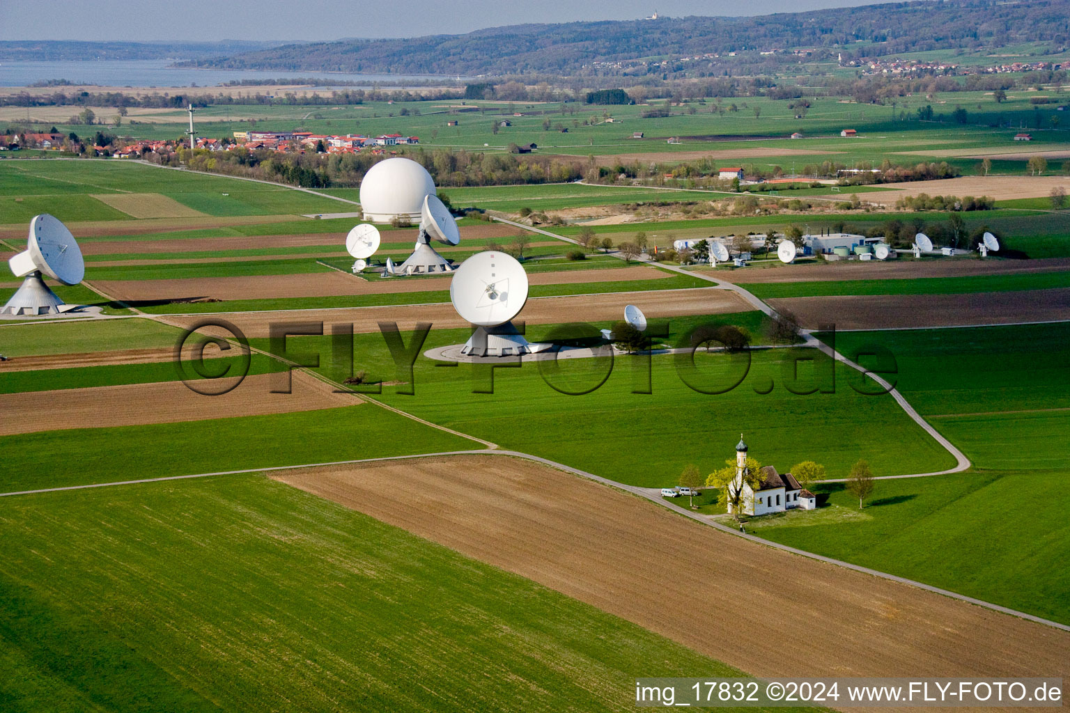 Vue aérienne de Miroirs paraboliques des antennes paraboliques de la station terrienne Raisting sur Hofstätterweg à Raisting dans le département Bavière, Allemagne