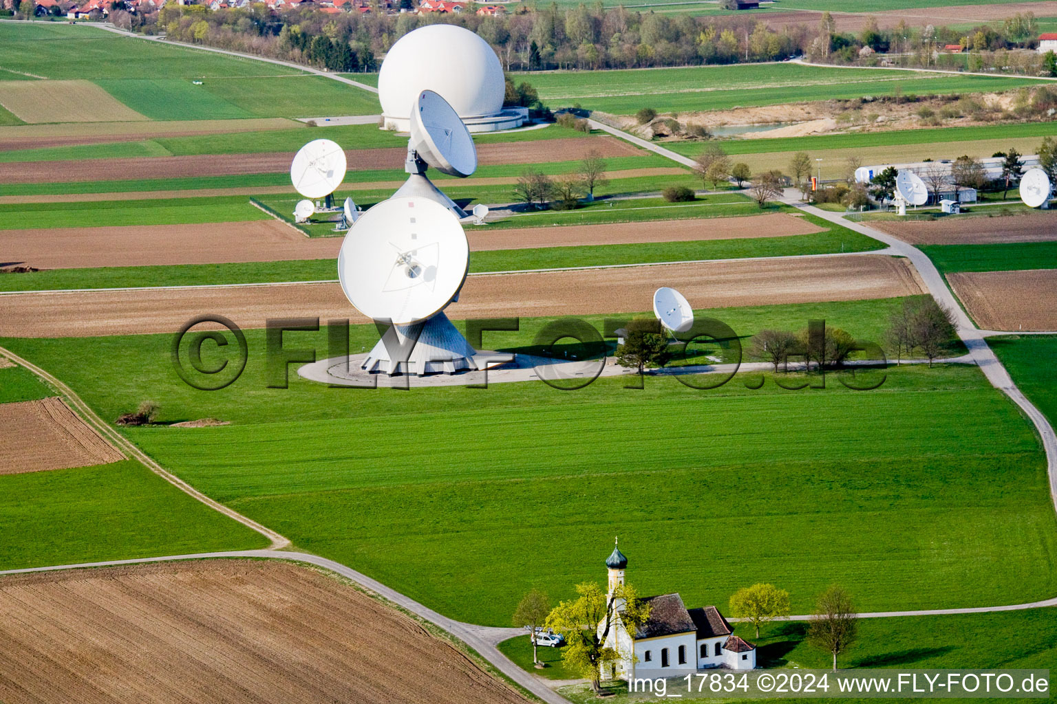 Vue aérienne de Miroirs paraboliques des antennes paraboliques de la station terrienne Raisting sur Hofstätterweg à Raisting dans le département Bavière, Allemagne