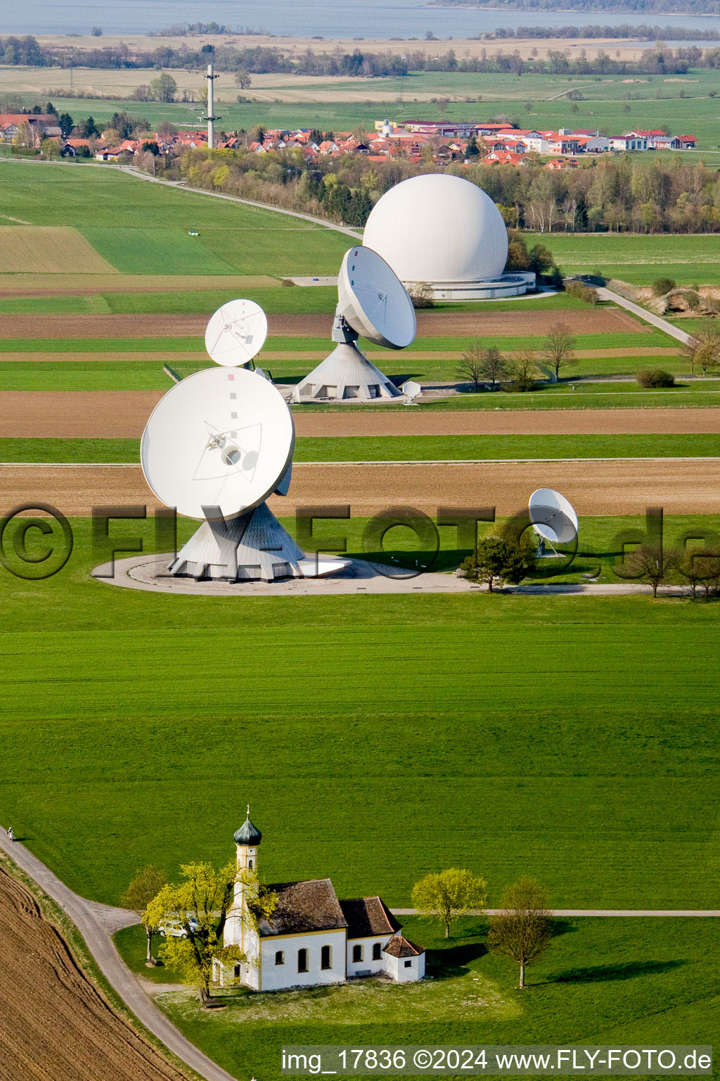 Photographie aérienne de Miroirs paraboliques des antennes paraboliques de la station terrienne Raisting sur Hofstätterweg à Raisting dans le département Bavière, Allemagne