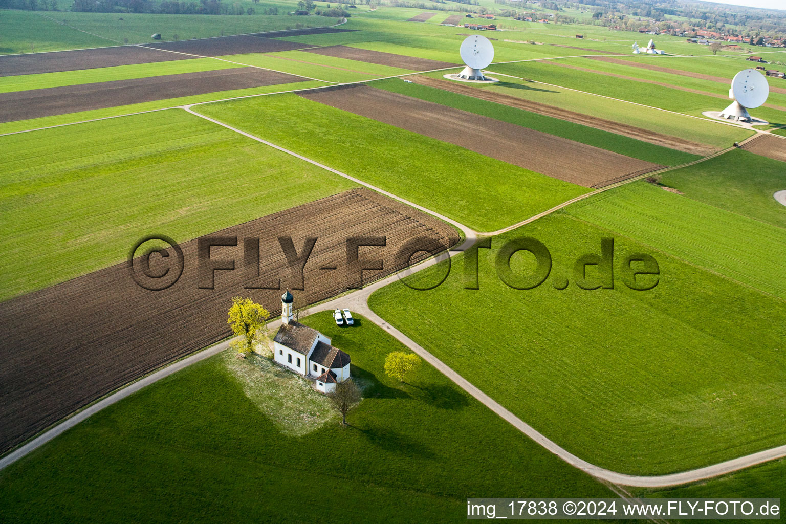 Vue oblique de Miroirs paraboliques des antennes paraboliques de la station terrienne Raisting sur Hofstätterweg à Raisting dans le département Bavière, Allemagne