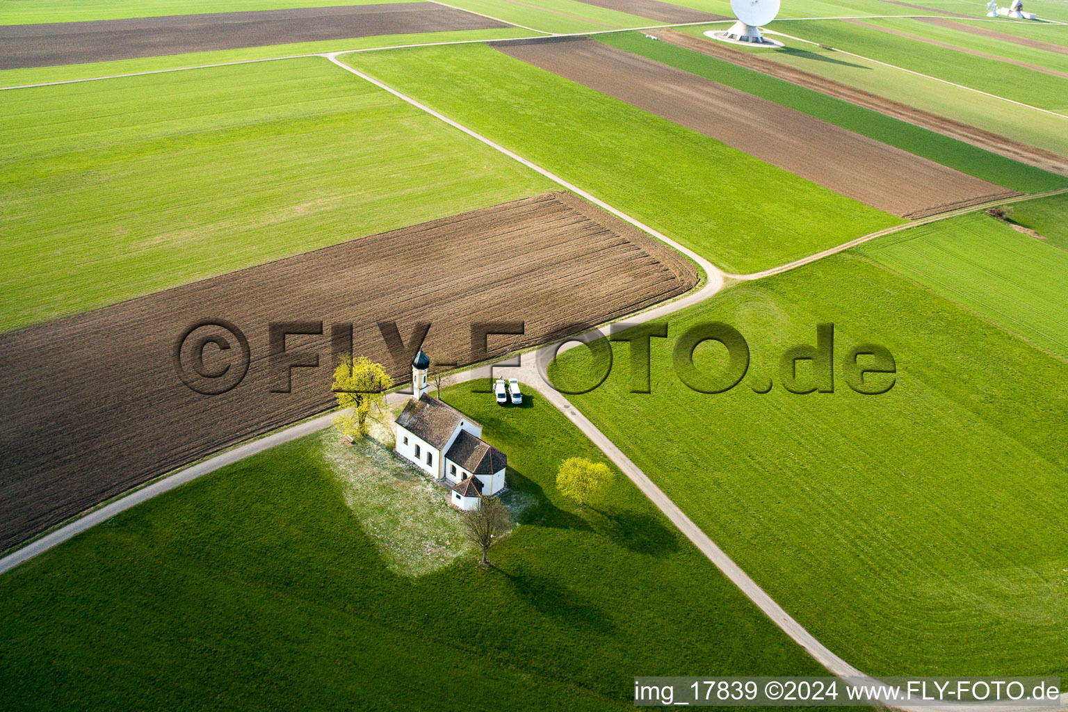 Station terrienne avec chapelle à Raisting dans le département Bavière, Allemagne d'en haut