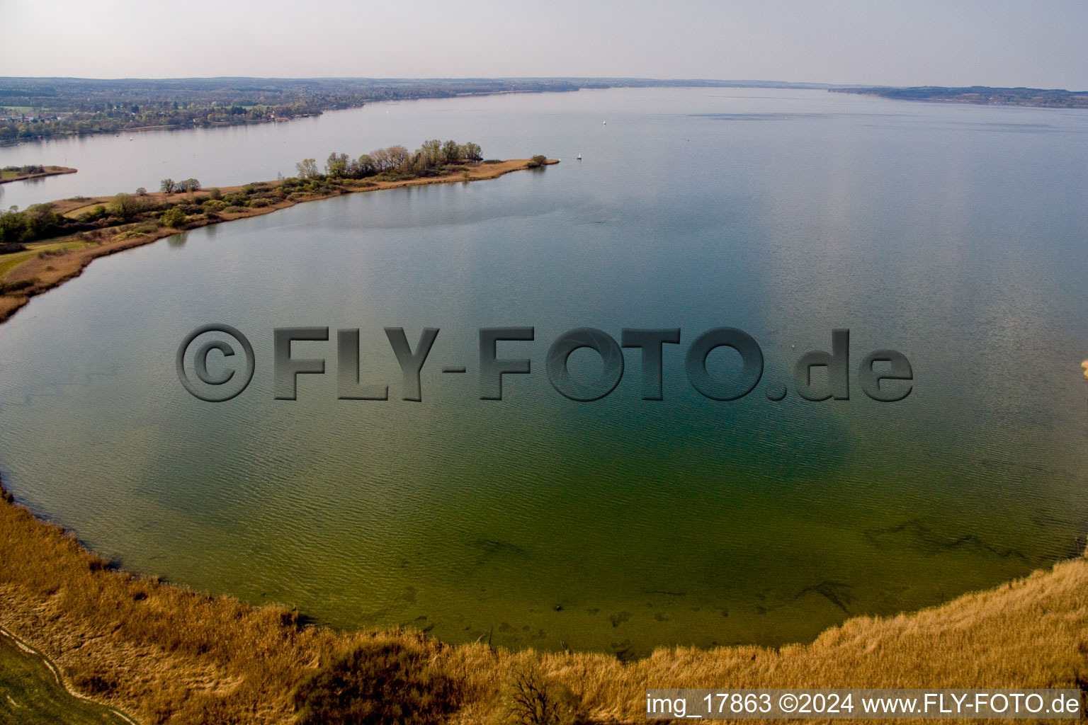 Vue aérienne de Zones riveraines sur la superficie du lac de Ammersee à Dießen sur Ammersee à Ammersee dans le département Bavière, Allemagne